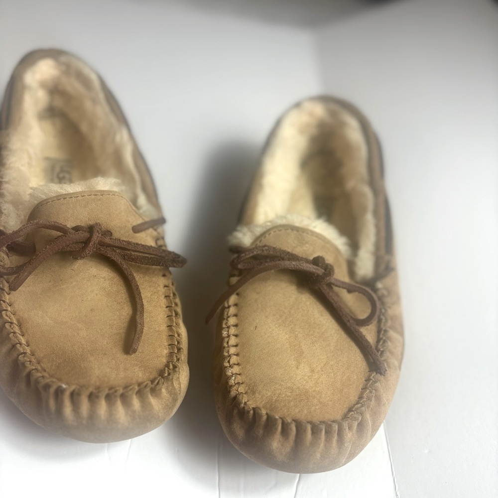 UGG| UGG Australia Dakota Moccasin slippers. Color Tan size 8 - Picture 2 of 15